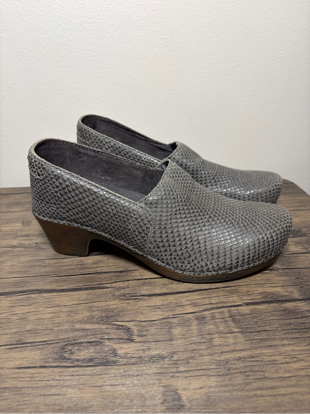 Dansko Mavis Gray Snake Nubuck Clogs Leather Suede